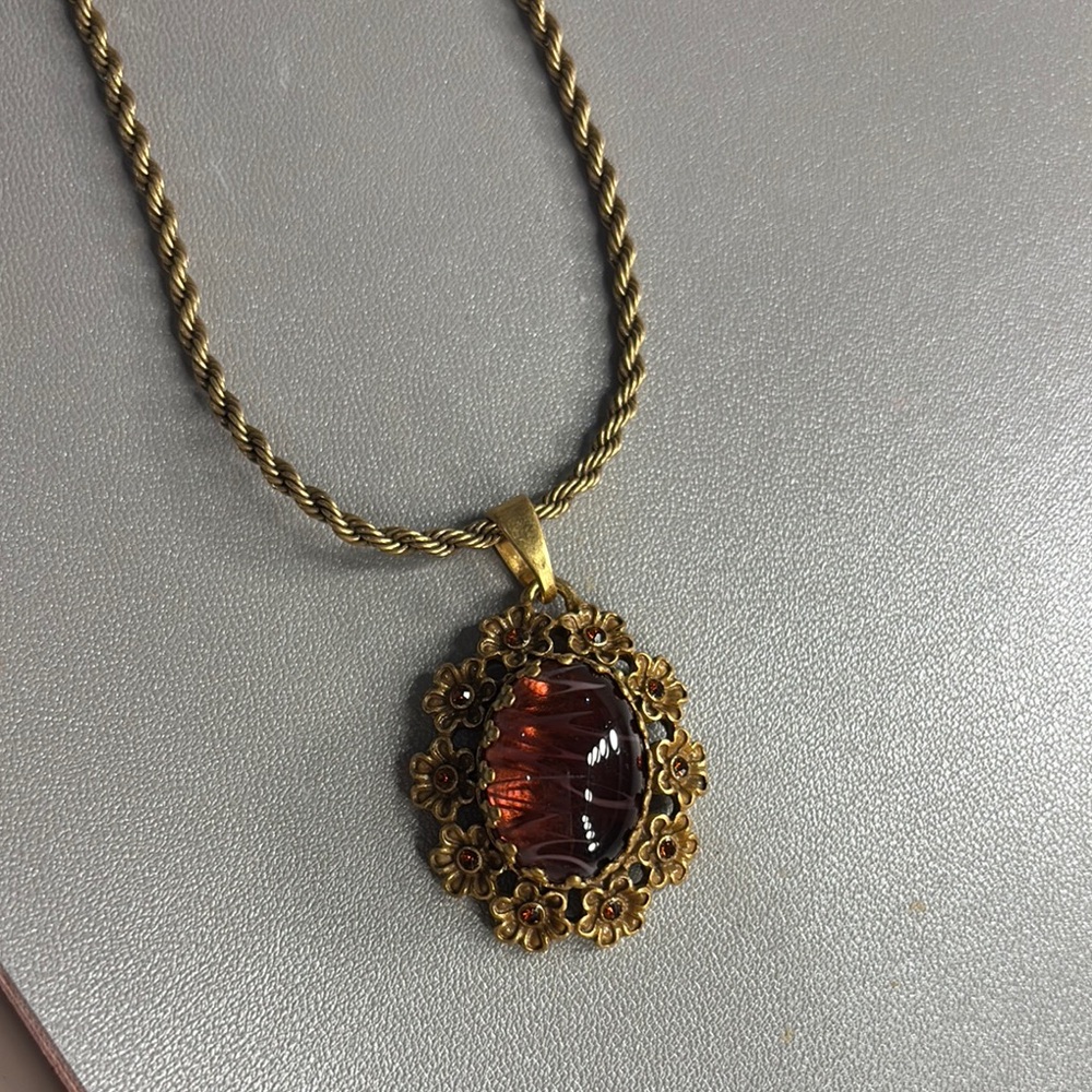 Yusi’s Elegant Gold and Black Necklace Set - Picture 6 of 7